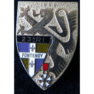 23° RI : Insigne métallique du 23° régiment d'infanterie de fabrication Delsart Sens G. 2080 dos grenu et doré