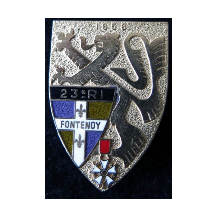 23° RI : Insigne métallique du 23° régiment d'infanterie de fabrication Delsart Sens G. 2080 dos grenu et doré