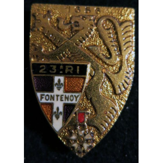 23° RI : Insigne métallique du 23° régiment d'infanterie de fabrication Drago Paris G. 2080 dos guilloché et doré