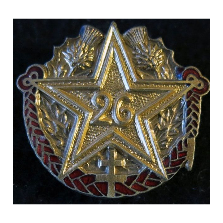26° RI : insigne métallique du 26° régiment d''infanterie de fabrication Marchandot (NM) en émail