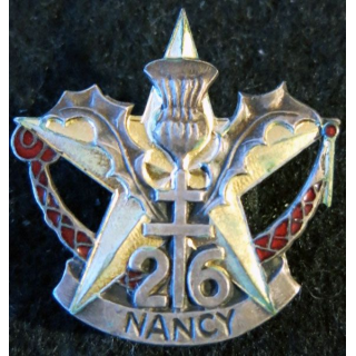 26° RI : Insigne métallique du 26° régiment d'infanterie type 2 fabricant non marqué  émail