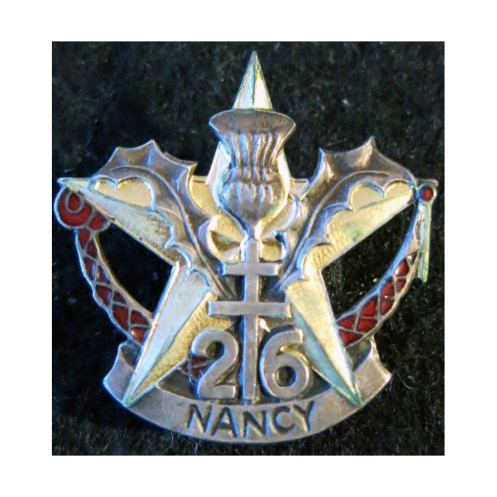 26° RI : Insigne métallique du 26° régiment d'infanterie type 2 fabricant non marqué  émail