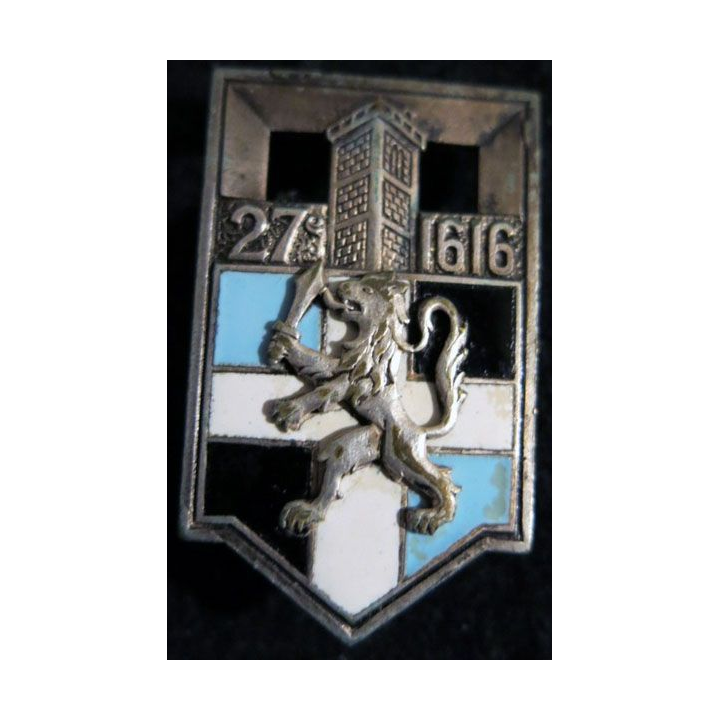 27° RI : insigne métallique du 27° régiment d'infanterie de fabrication non marquée en émail