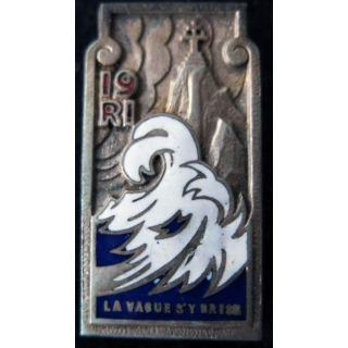 19° RI : 19° régiment d'infanterie de fabrication Drago Béranger Déposé embouti en émail