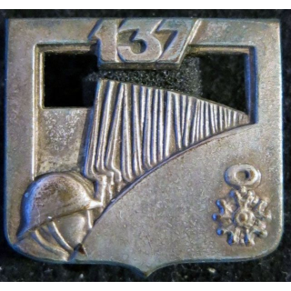 137° RI : Insigne métallique du 137° régiment d'infanterie de fabrication Arthus Bertrand Paris dos lisse embouti
