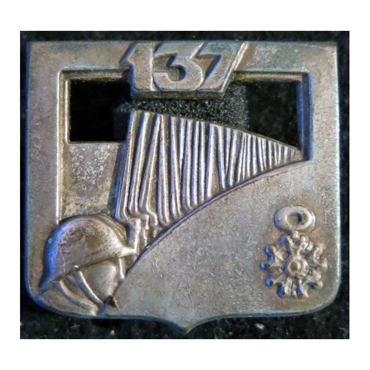 137° RI : Insigne métallique du 137° régiment d'infanterie de fabrication Arthus Bertrand Paris dos lisse embouti