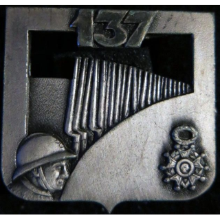 137° RI : Insigne métallique du 137° régiment d'infanterie de fabrication Drago Paris dos lisse plat