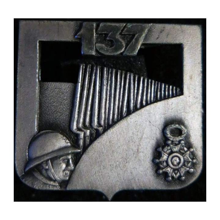 137° RI : Insigne métallique du 137° régiment d'infanterie de fabrication Drago Paris dos lisse plat
