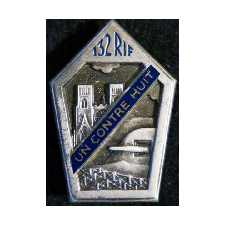 132° RIF : 132° régiment d''infanterie de forteresse un contre huit poinçon A.B en émail