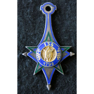 134° BI : insigne métallique du 134° bataillon d'infanterie de fabrication Drago G. 1634 en émail matriculé 0949