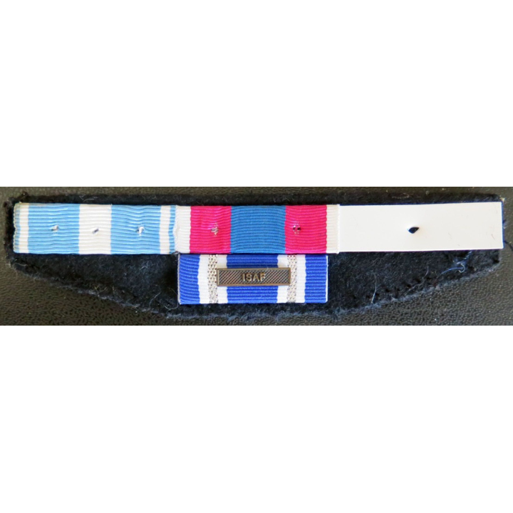 Barrettes de rappel de 4 décorations Isaf dont un ruban manquant