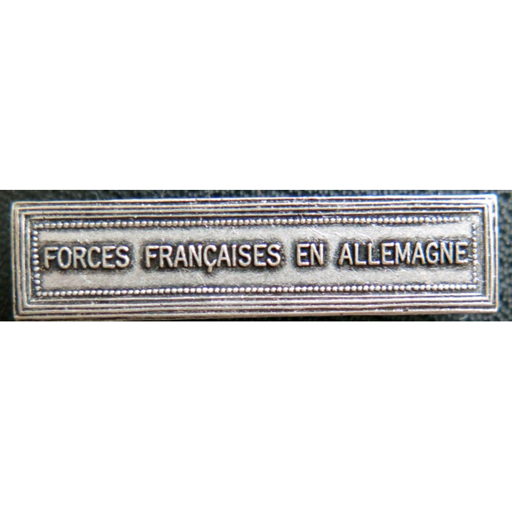 Barrette " FORCES FRANÇAISES EN ALLEMAGNE " en métal argenté