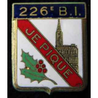 226° BI : Insigne métallique du 226° bataillon d’infanterie de fabrication Drago Paris en émail dos guilloché
