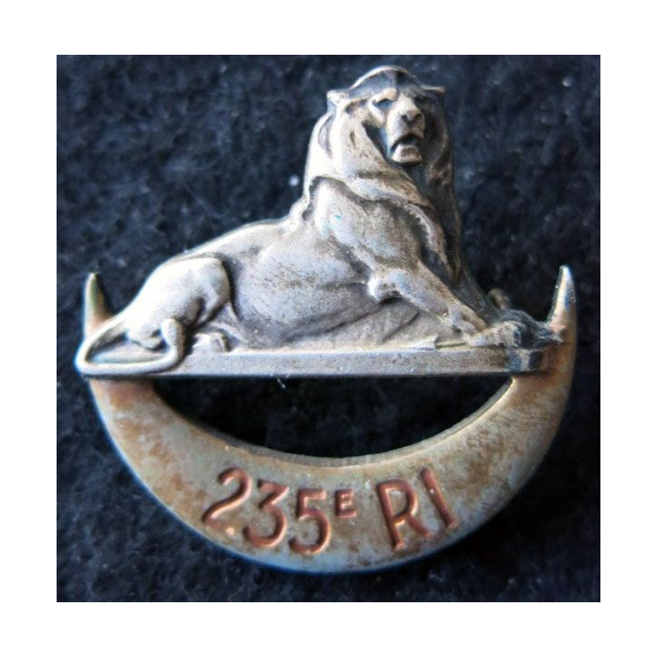 235° RI : insigne du 235° régiment d'infanterie de fabrication non marquée embouti