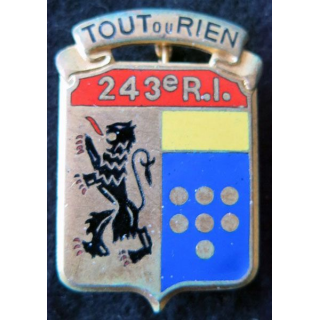 243° RI : Insigne métallique du 243° régiment d’infanterie de fabrication Fraisse G. 2783 dos guilloché