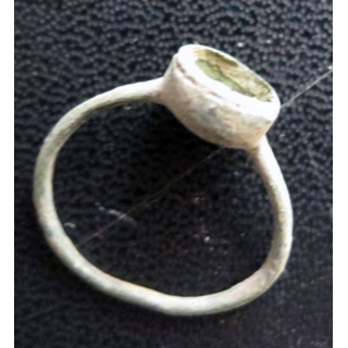 Bague en métal très très vieille et très usagée