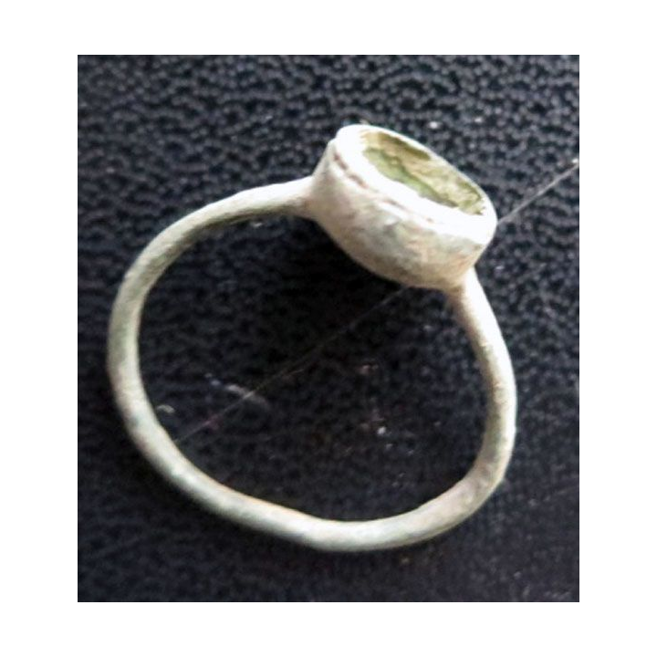 Bague en métal très très vieille et très usagée