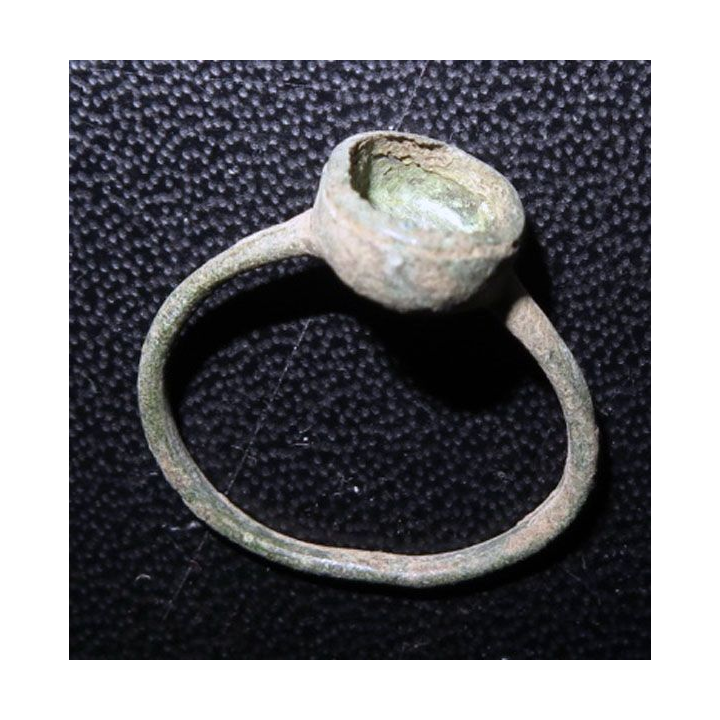 Bague en métal très très vieille et très usagée