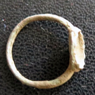 Bague en métal très très vieille et très usagée