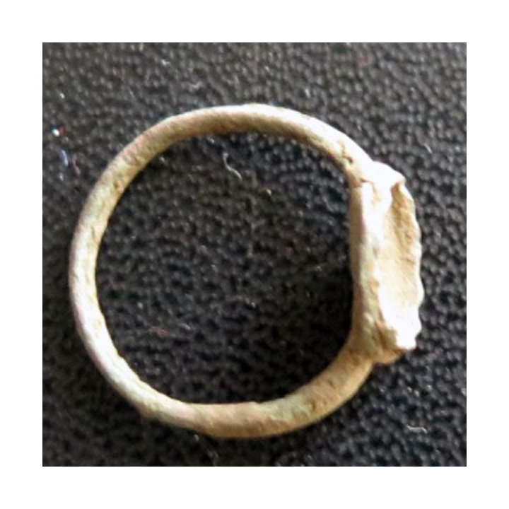 Bague en métal très très vieille et très usagée