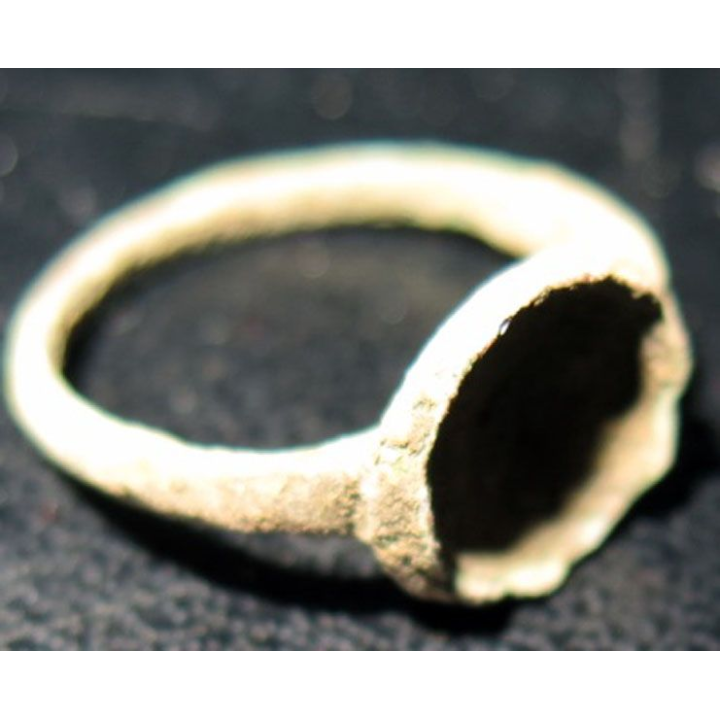 Bague en métal très très vieille et très usagée