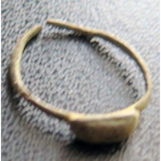 Bague en métal très très vieille et très usagée