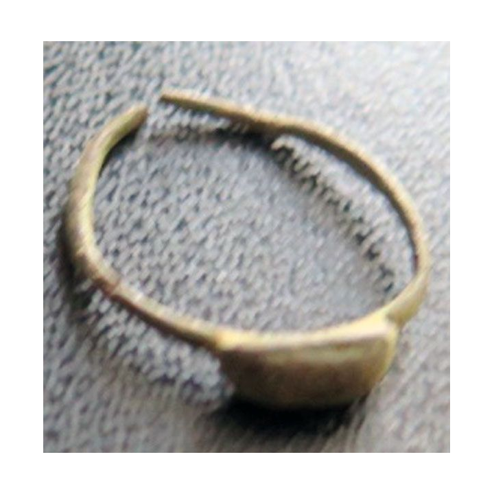 Bague en métal très très vieille et très usagée