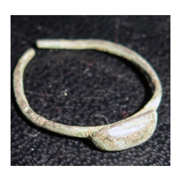 Bague en métal très très vieille et très usagée