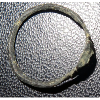 Bague en métal très très vieille et très usagée