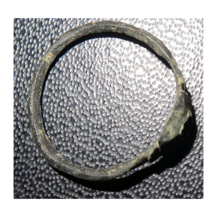 Bague en métal très très vieille et très usagée
