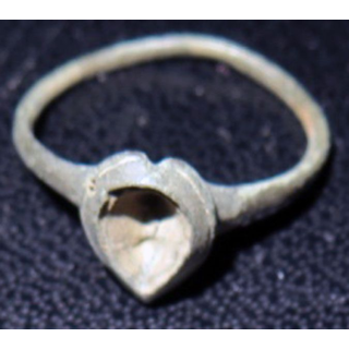 Bague en métal très très vieille et très usagée