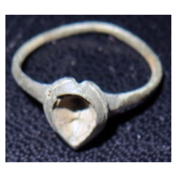 Bague en métal très très vieille et très usagée