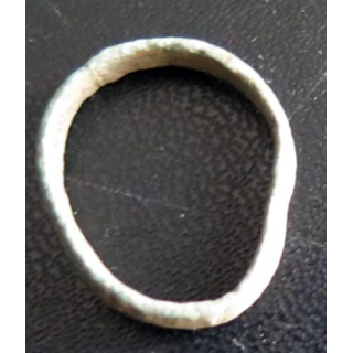 Bague en métal type alliance très très vieille et très usagée déformée