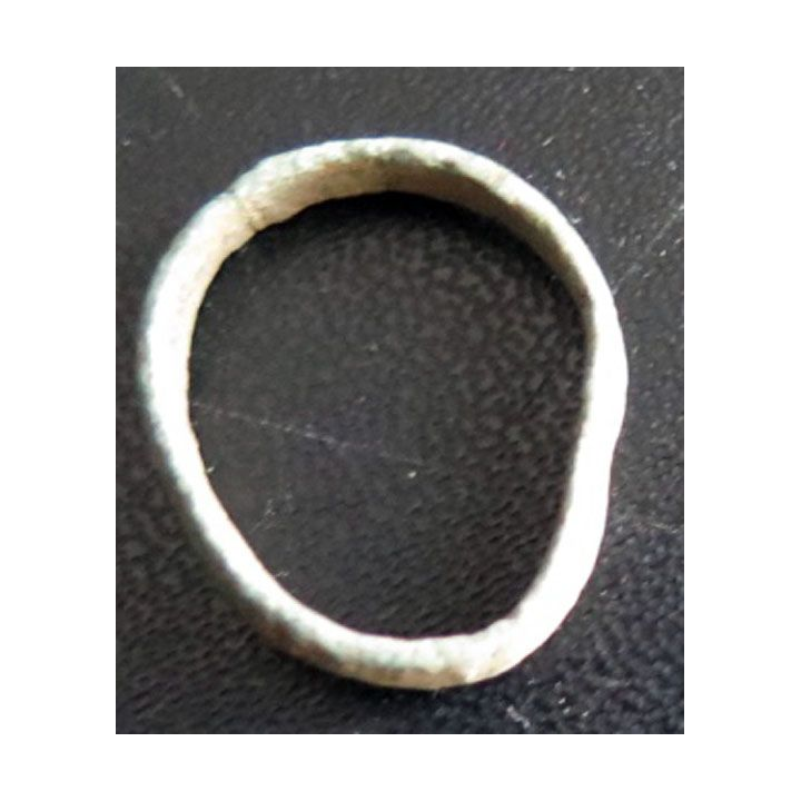 Bague en métal type alliance très très vieille et très usagée déformée