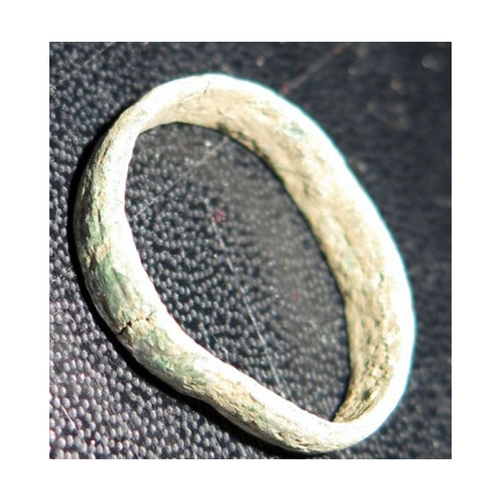 Bague en métal type alliance très très vieille et très usagée déformée