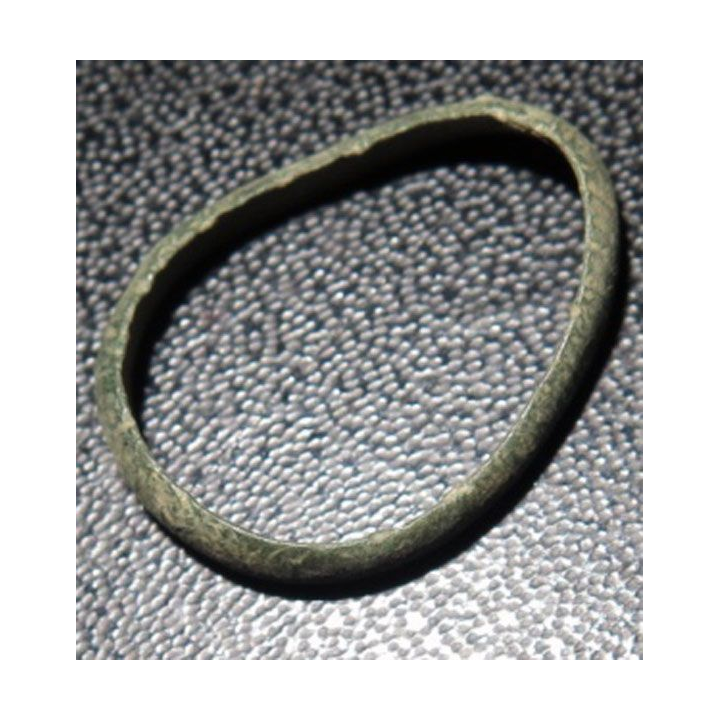 Bague en métal type alliance très très vieille et très usagée déformée