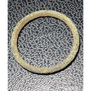 Bague en métal type alliance très très vieille et très usagée 