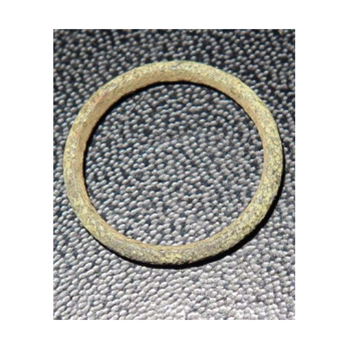 Bague en métal type alliance très très vieille et très usagée 