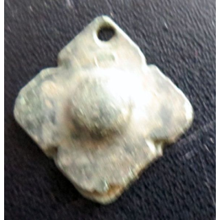 Morceau de collier en métal très très vieux et très usagée