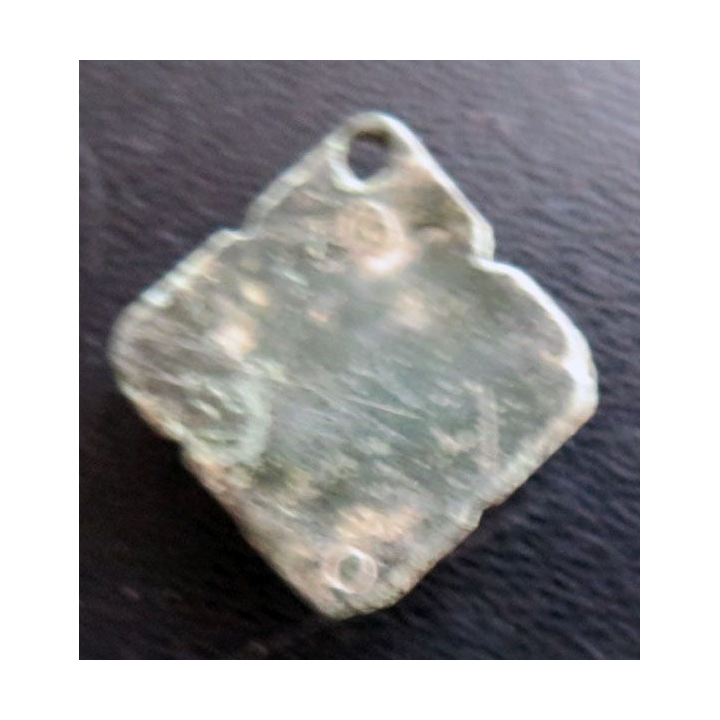 Morceau de collier en métal très très vieux et très usagée
