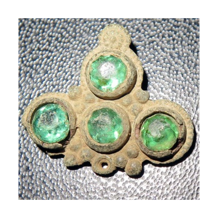 Morceau de collier en métal très très vieux et très usagée