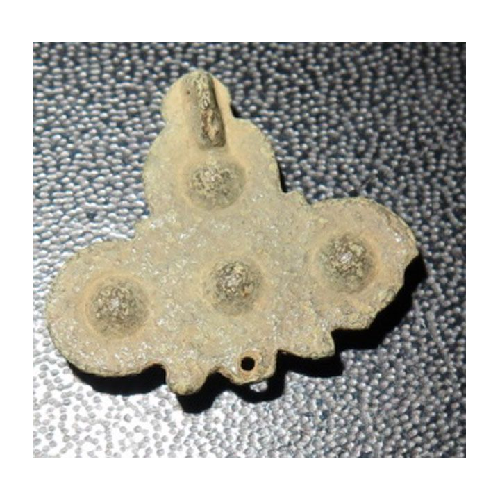 Morceau de collier en métal très très vieux et très usagée