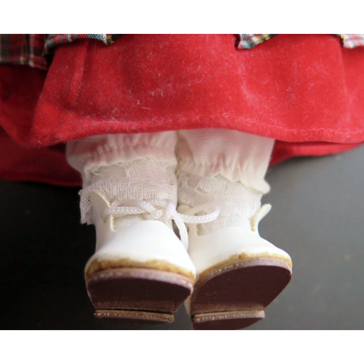 Poupée tête mains et pieds en porcelaine 33 cm
