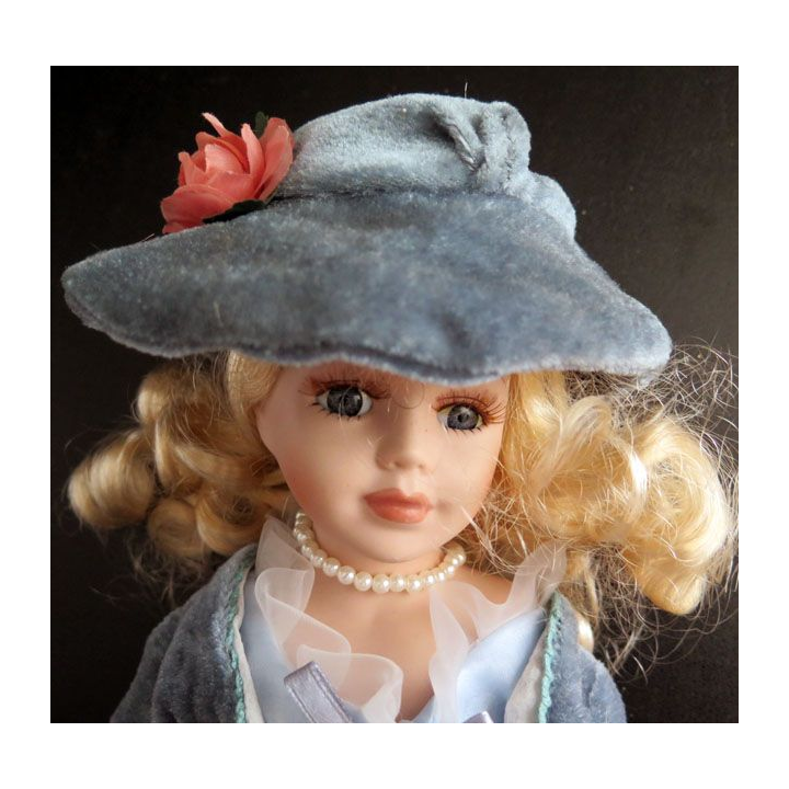 Poupée tête mains et pieds en porcelaine 31 cm