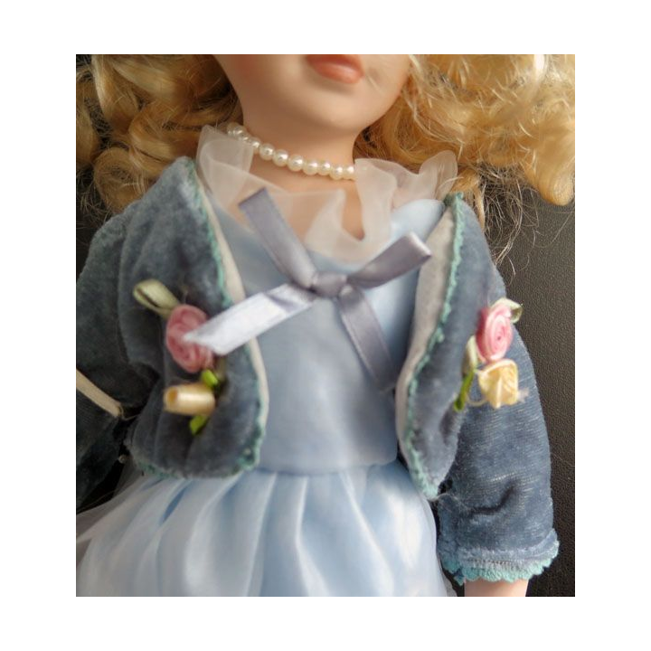 Poupée tête mains et pieds en porcelaine 31 cm