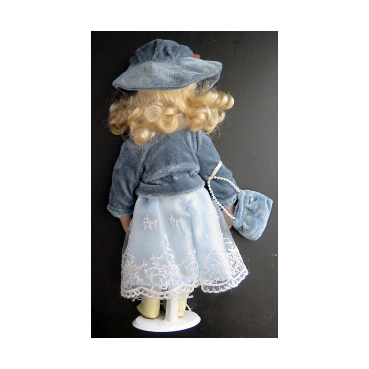 Poupée tête mains et pieds en porcelaine 31 cm