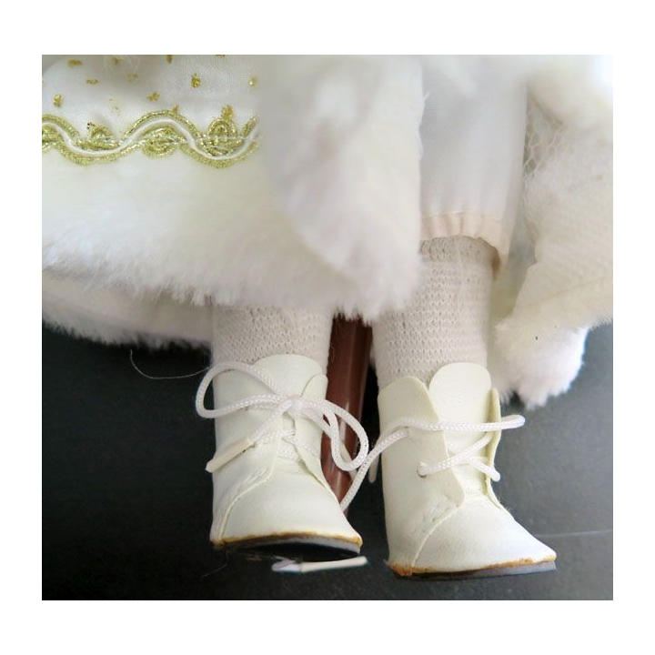 Poupée tête mains et pieds en porcelaine 29 cm