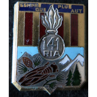 141° RIA : Insigne métallique du 141° régiment  d’infanterie alpine de fabrication Drago Béranger déposé en émail