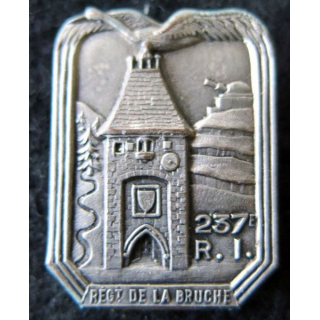237° RI : insigne métallique du 237° régiment d'infanterie de fabrication Fraisse Demey déposé