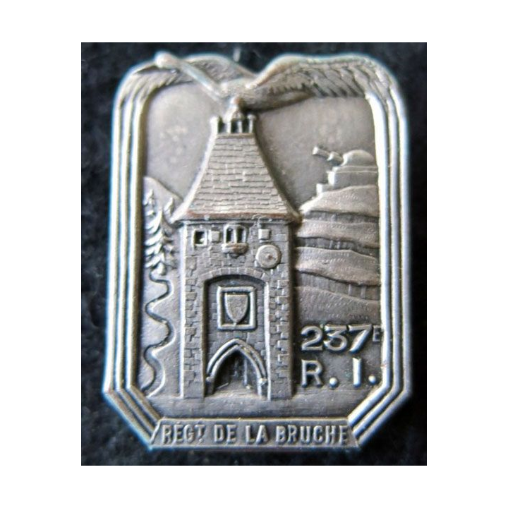 237° RI : insigne métallique du 237° régiment d'infanterie de fabrication Fraisse Demey déposé